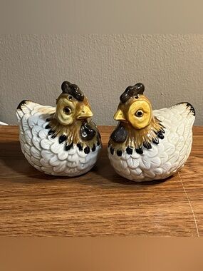 Vintage Otagiri Japan Hen Salt and Pepper Shakers Handpainted Farmhouse